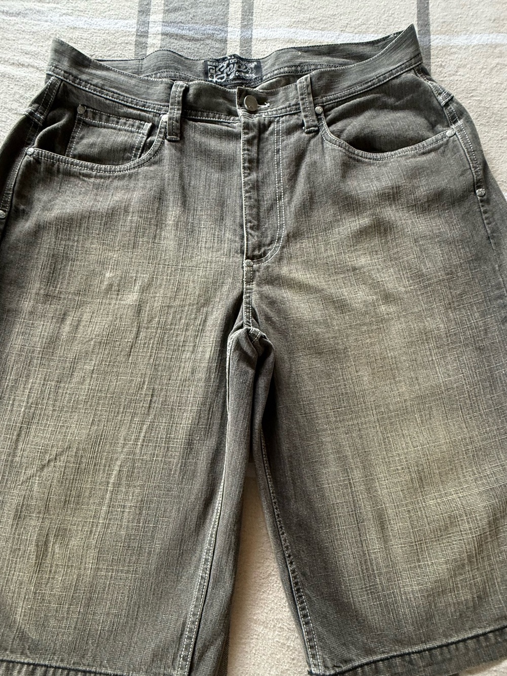 Vintage gray Y2K Enyce 96 baggy denim shorts. Available in a  size 36.